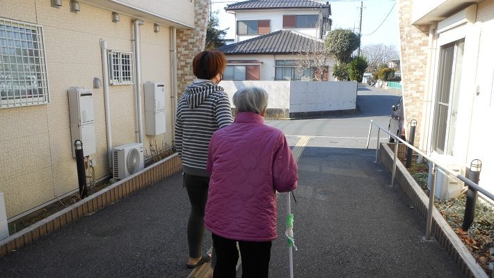 施設の周りを散歩するご利用者さま